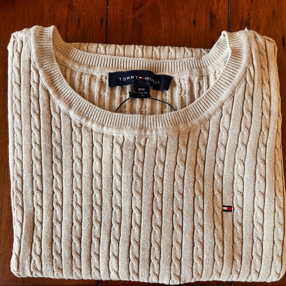 NEW. Classic Tommy Hilfiger Cable Knit Sweater: Size M